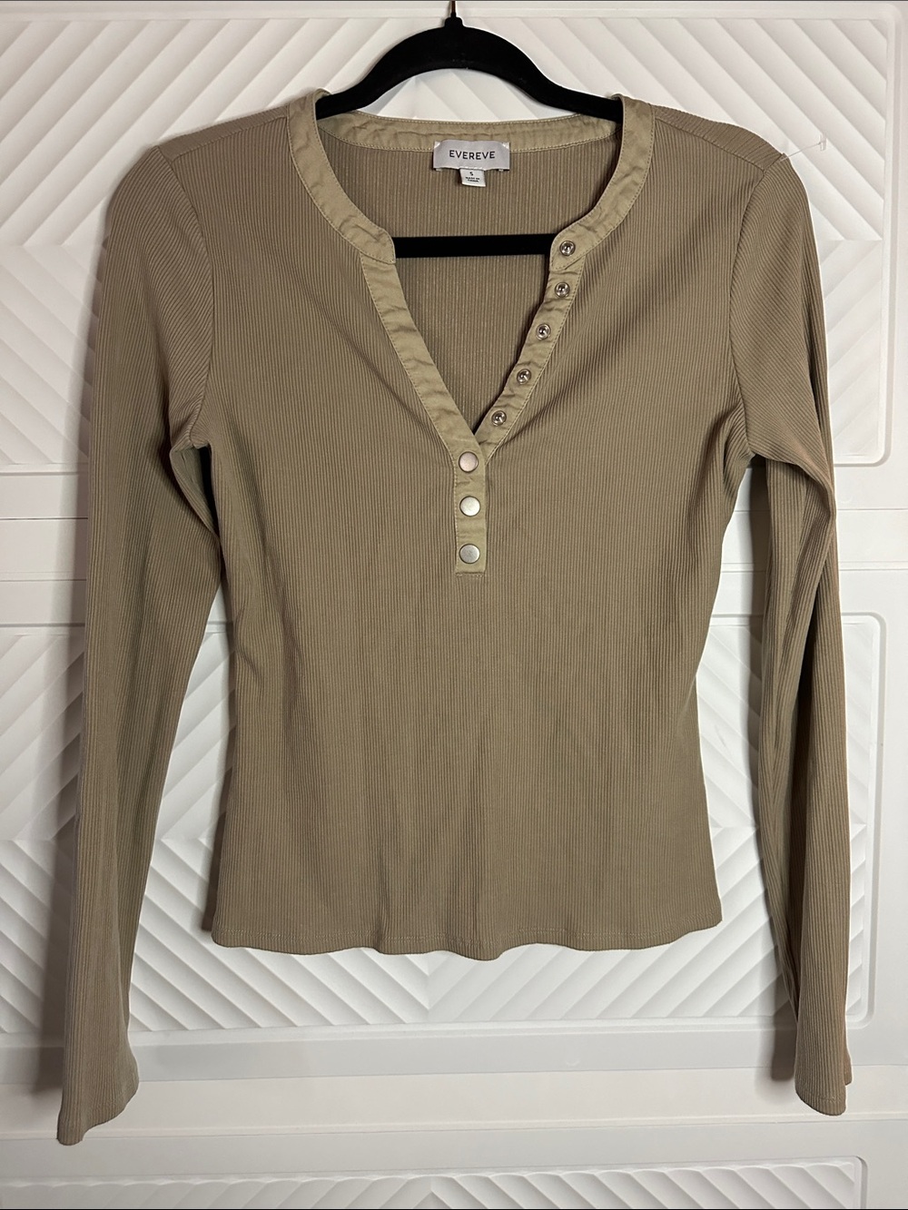 Evereve Ribbed Snap-Front Long Sleeve Top in Taupe